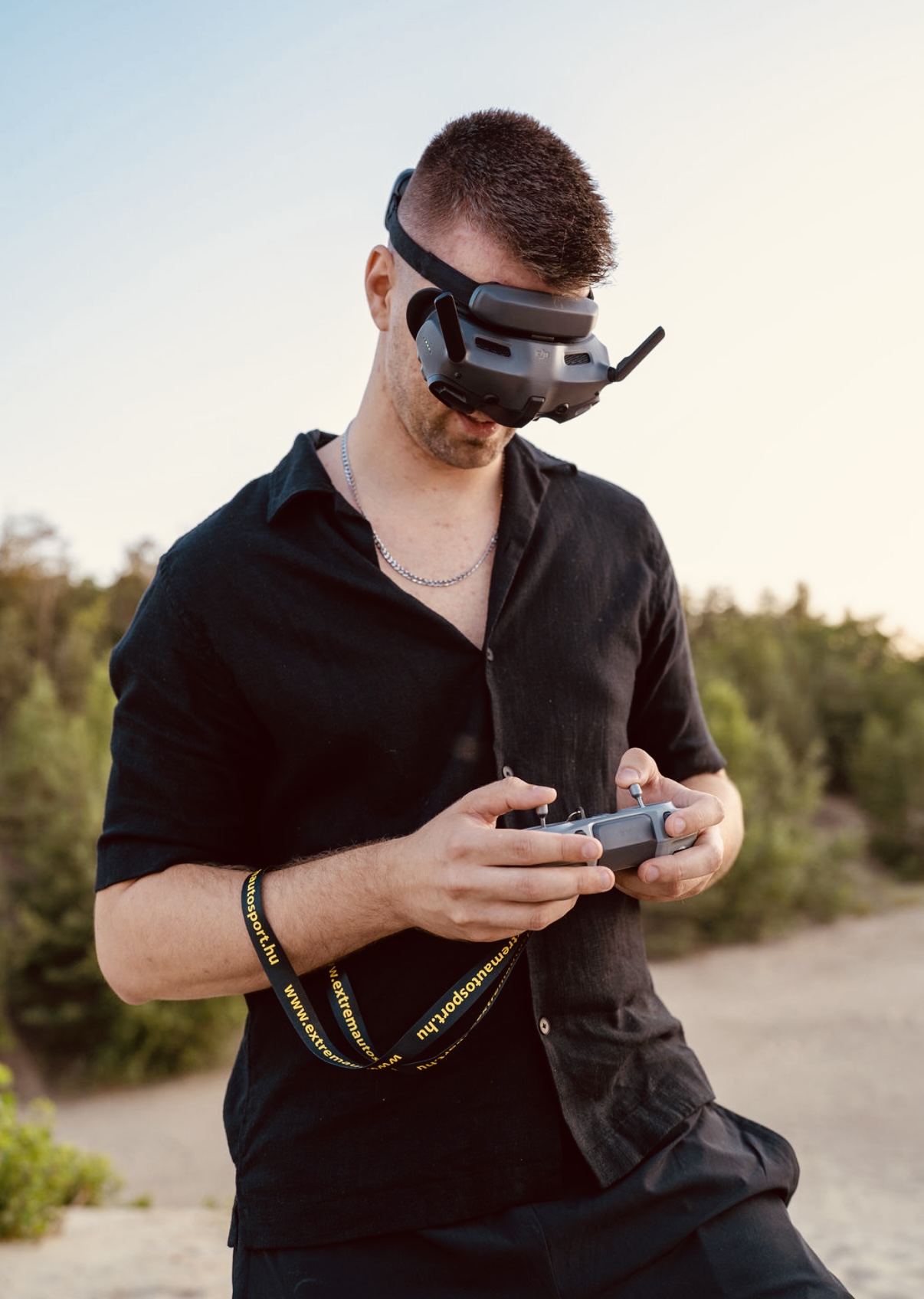 Varga Roland FPV-szemüveggel és távirányítóval